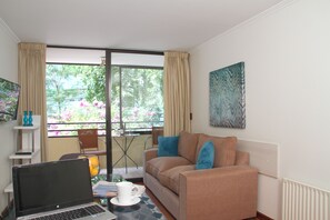 Departamento empresarial, 1 cama Queen size | Sala de estar | Televisión de pantalla plana de 25 pulgadas con canales por cable 