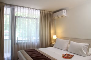 Departamento empresarial, 1 cama Queen size | Caja de seguridad en la habitación y escritorio 