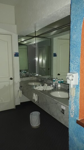 Dusche, kostenlose Toilettenartikel, Haartrockner, Handtücher