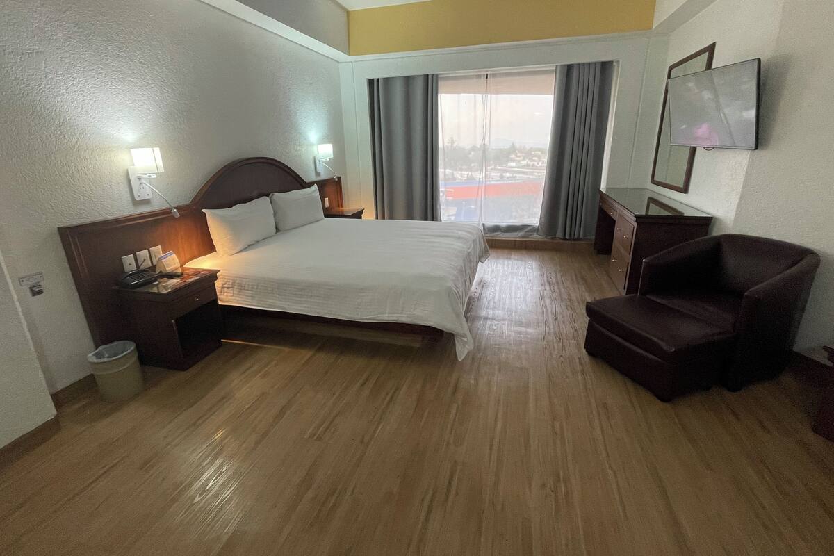 Standard Room, 1 King Bed | In-room safe, WiFi (free)
