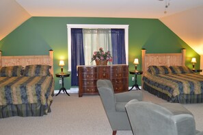 Suite, 2 camas Queen size, cocina, vista al océano | Decoración personalizada, muebles diferentes y cortinas blackout 