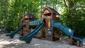 Un parque infantil con dos toboganes y una estructura para escalar.