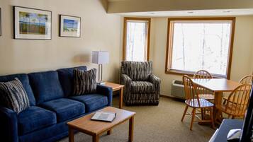 Ullakkohuoneisto, useita sänkyjä, 2 kylpyhuonetta (Spinnaker Loft - 2 Bath) | Ruokailu omassa huoneessa