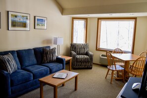 Loftsrom, flere senger, 2 bad (Spinnaker Loft - 2 Bath) | Spiseområde på rommet