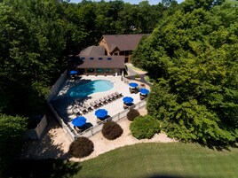 Una piscina techada, una piscina al aire libre de temporada
