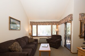 Loftsrom, 1 kingsize-seng (Flagship Loft) | Oppholdsområde | En 32-tommers TV med kabel-kanaler