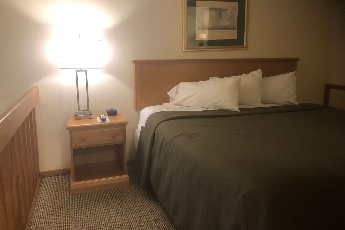 2 Bed King Loft/Double Alcove 1.5 Bath Outer (Spinnaker Loft 1.5 Outer) | WiFi (free), individually decorated, bed sheets