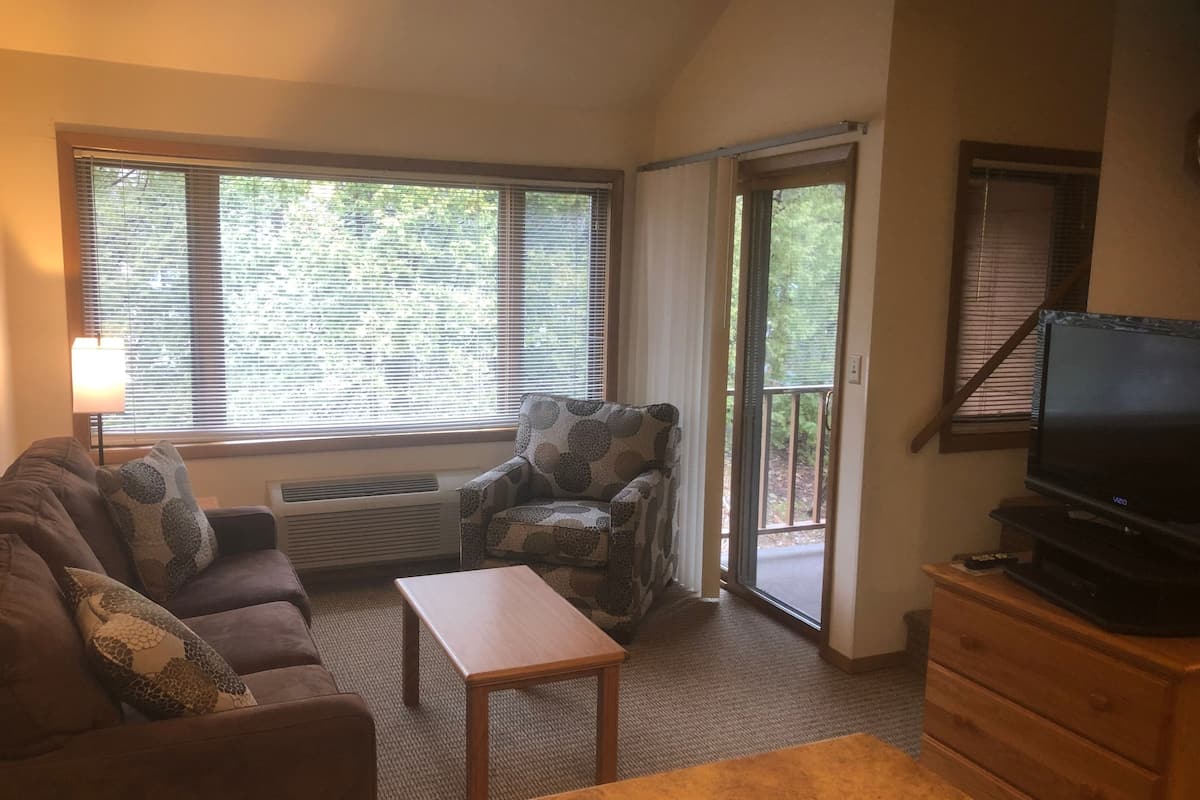 1 Bed King Loft 1 Bath (Flagship Loft) | Living area | 32-inch TV with cable channels