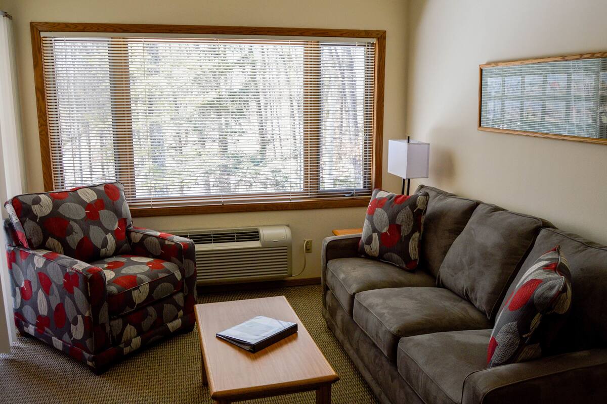 1 Bed King Loft 2 Bath (Flagship Loft 2 Bath) | Living room | 32-inch TV with cable channels