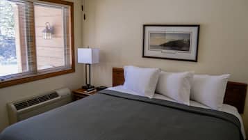 Condo, 1 King Bed with Sofa bed (Admirals) | Individually decorated, cribs/infant beds, free WiFi, bed sheets