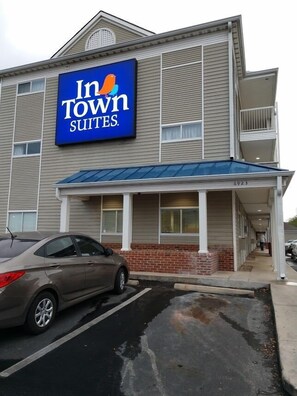 Front of property - InTown Suites Extended Stay San Antonio Airport (San Antonio)