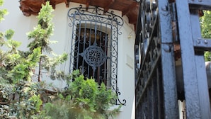 Exterior detail - Hotel Castillo (Santiago)