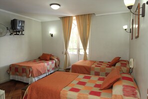 Triple Room | Free cribs/infant beds, free WiFi - Hotel Castillo (Santiago)