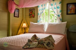 Grace’s Romantic Cottage | Escritorio, tabla de planchar con plancha, wifi gratis y ropa de cama