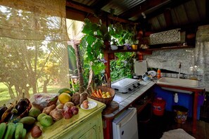 Grace’s Romantic Cottage | Cocina privada | Refrigerador, parrilla de estufa, cafetera y tetera y tetera eléctrica