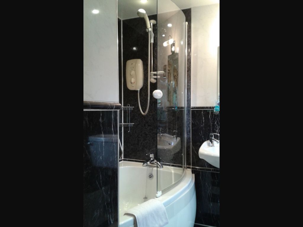 Chambre Double, salle de bains attenante (Room 2) | Salle de bain