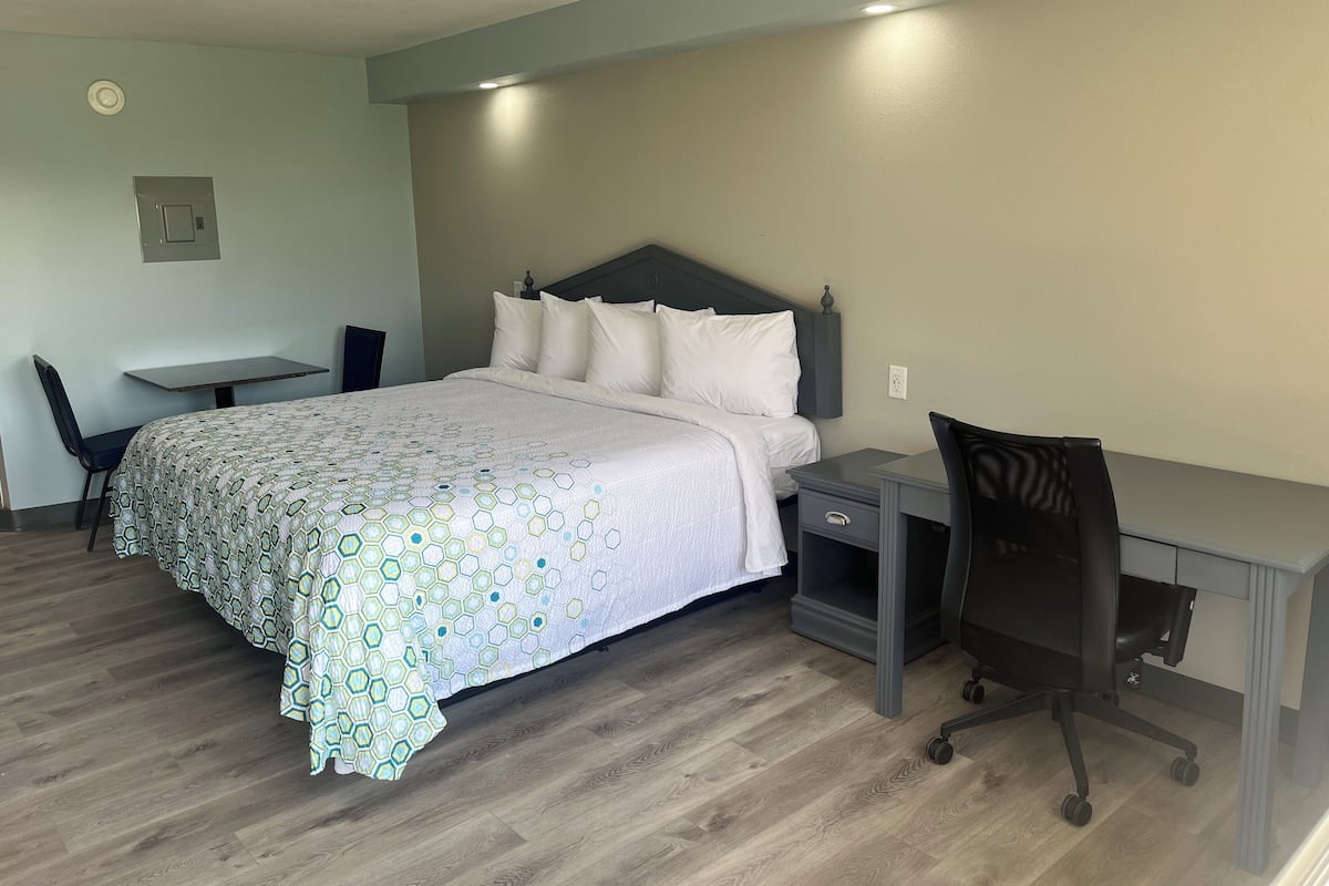 Studio, 1 King Bed, Non Smoking, Kitchenette | Blackout drapes, iron/ironing board, free WiFi, bed sheets
