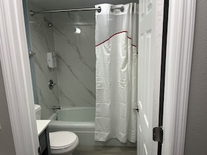 Articles de toilette (gratuits), séchoir à cheveux, serviettes fournies