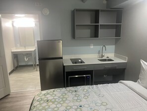 Blackout drapes, iron/ironing board, free WiFi, bed sheets - HomeTowne Studios by Red Roof Athens, TN (Athens)