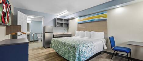 Escritorio, cortinas blackout y tabla de planchar con plancha