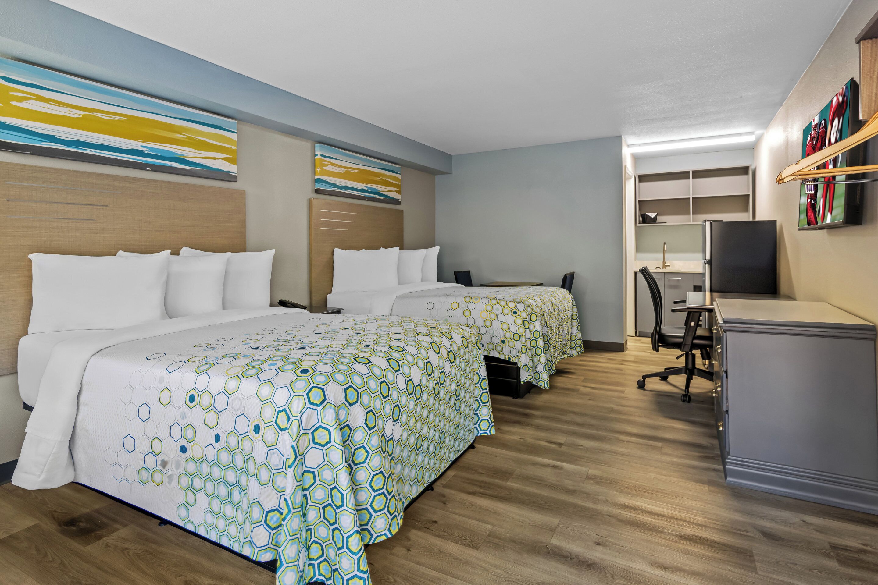 Escritorio, cortinas blackout y tabla de planchar con plancha 