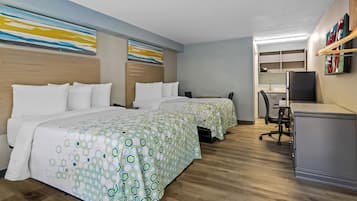 Escritorio, cortinas blackout y tabla de planchar con plancha