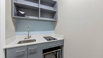 Studio, 2 Double Beds, Non Smoking, Kitchenette | Private kitchen | Fridge, microwave, stovetop