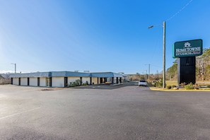 Un edificio amplio de un solo piso con techo azul y un letrero que dice 'Home Towne Studios'.