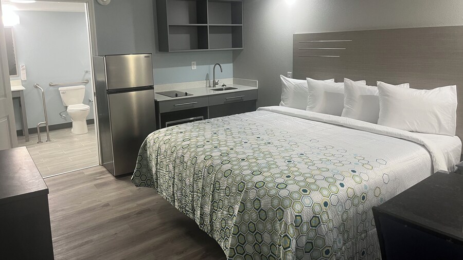 HomeTowne Studios by Red Roof Athens, TN