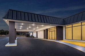 Front of property – evening/night - HomeTowne Studios by Red Roof Athens, TN (Athens)