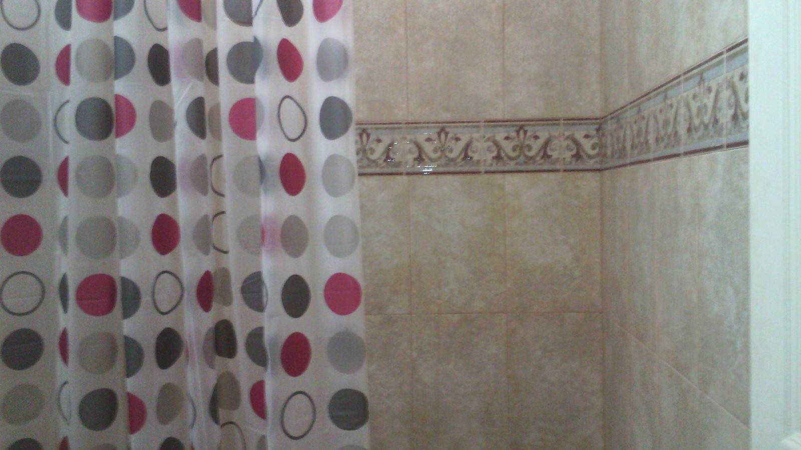 Habitación básica, baño privado | Regadera en el baño