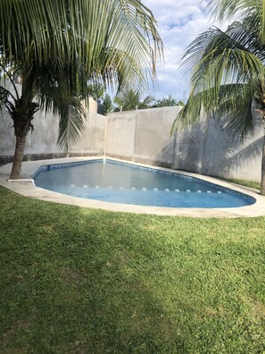 Una piscina al aire libre