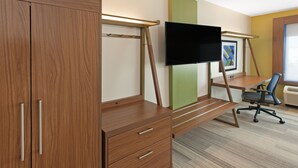 Ein moderner Arbeitsplatz mit Schreibtisch aus Holz, einem Flachbildschirm und einem Stuhl.