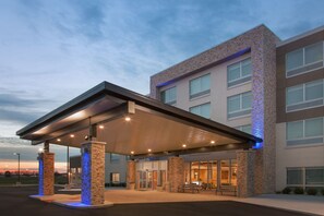 Exterior - Holiday Inn Express and Suites Detroit/Sterling Heights by IHG (Sterling Heights)