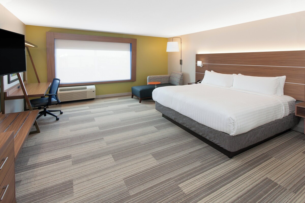 Habitación, 1 cama King size, hidromasaje | Ropa de cama de alta calidad y edredón 