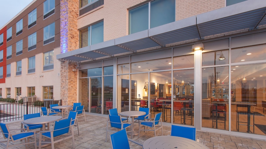 Holiday Inn Express and Suites Detroit/Sterling Heights by IHG