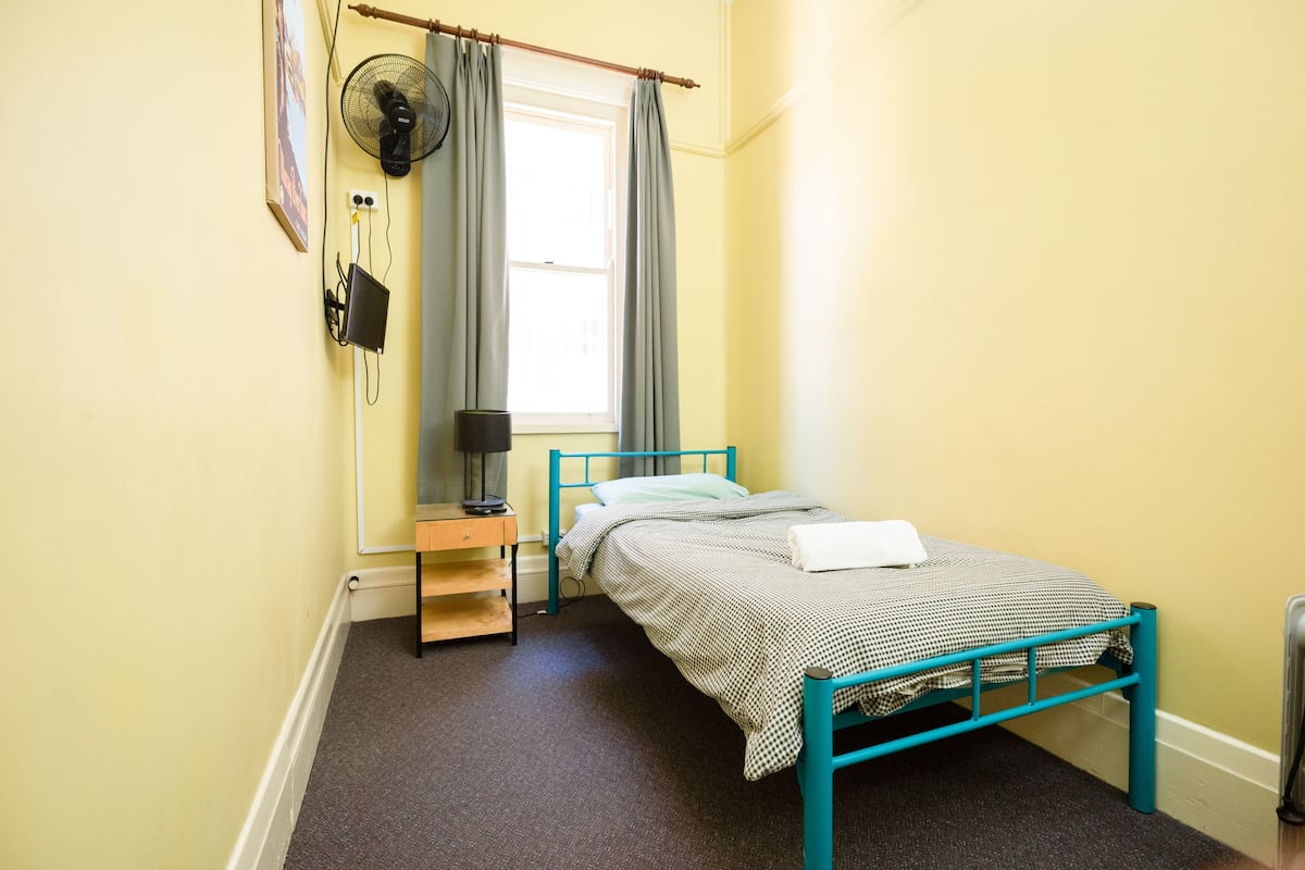 Single Room, Shared Bathroom | Blackout drapes, free WiFi, bed sheets