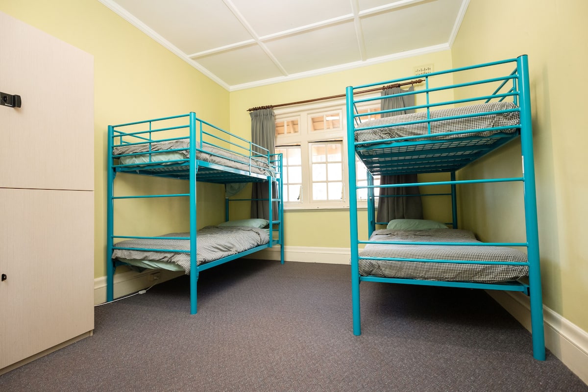 Blackout drapes, free WiFi, bed sheets