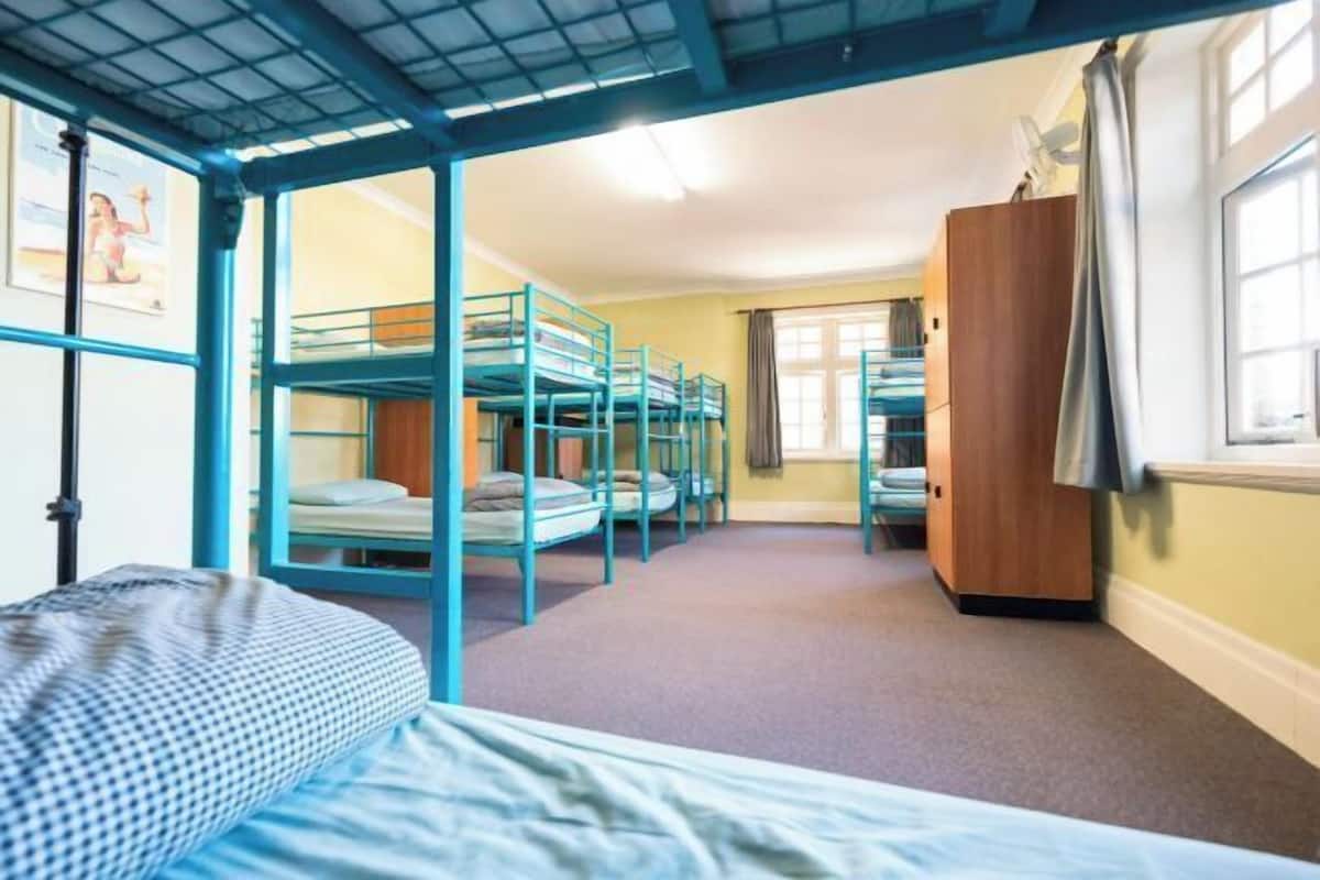 Blackout drapes, free WiFi, bed sheets