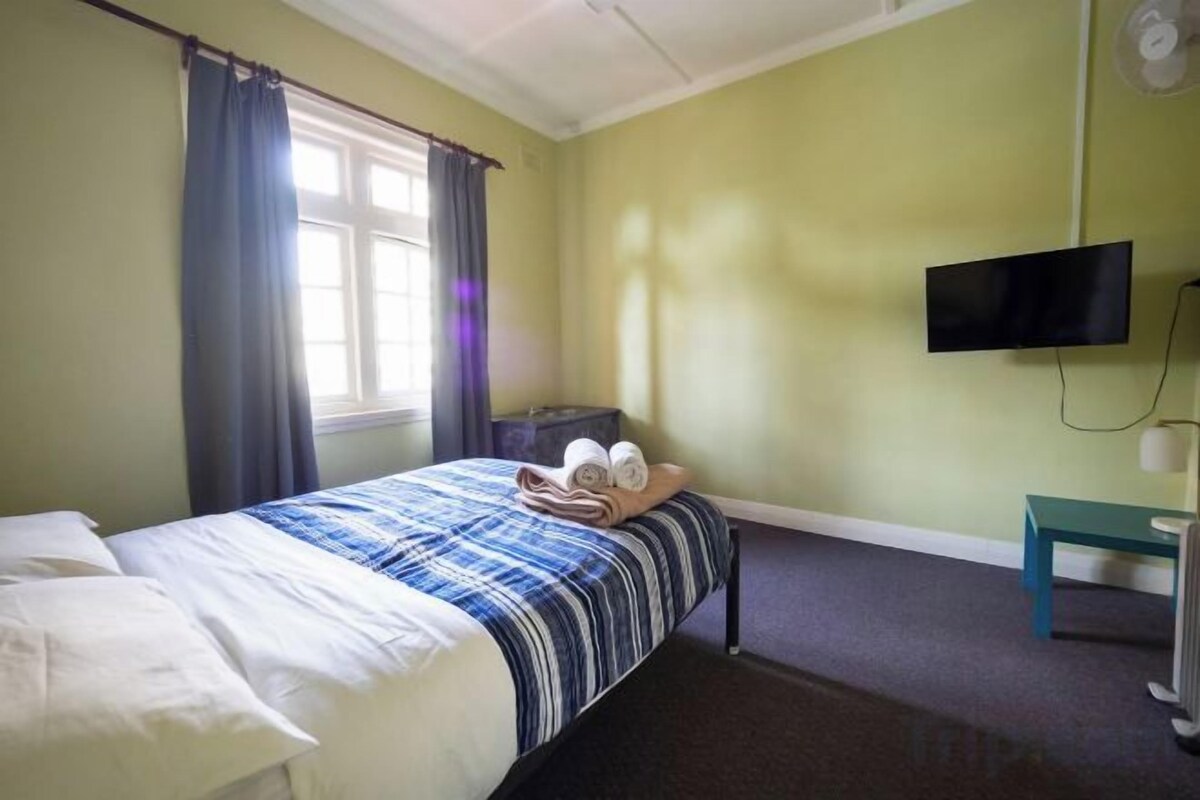 Cortinas blackout, Wi-Fi de cortesia, roupa de cama