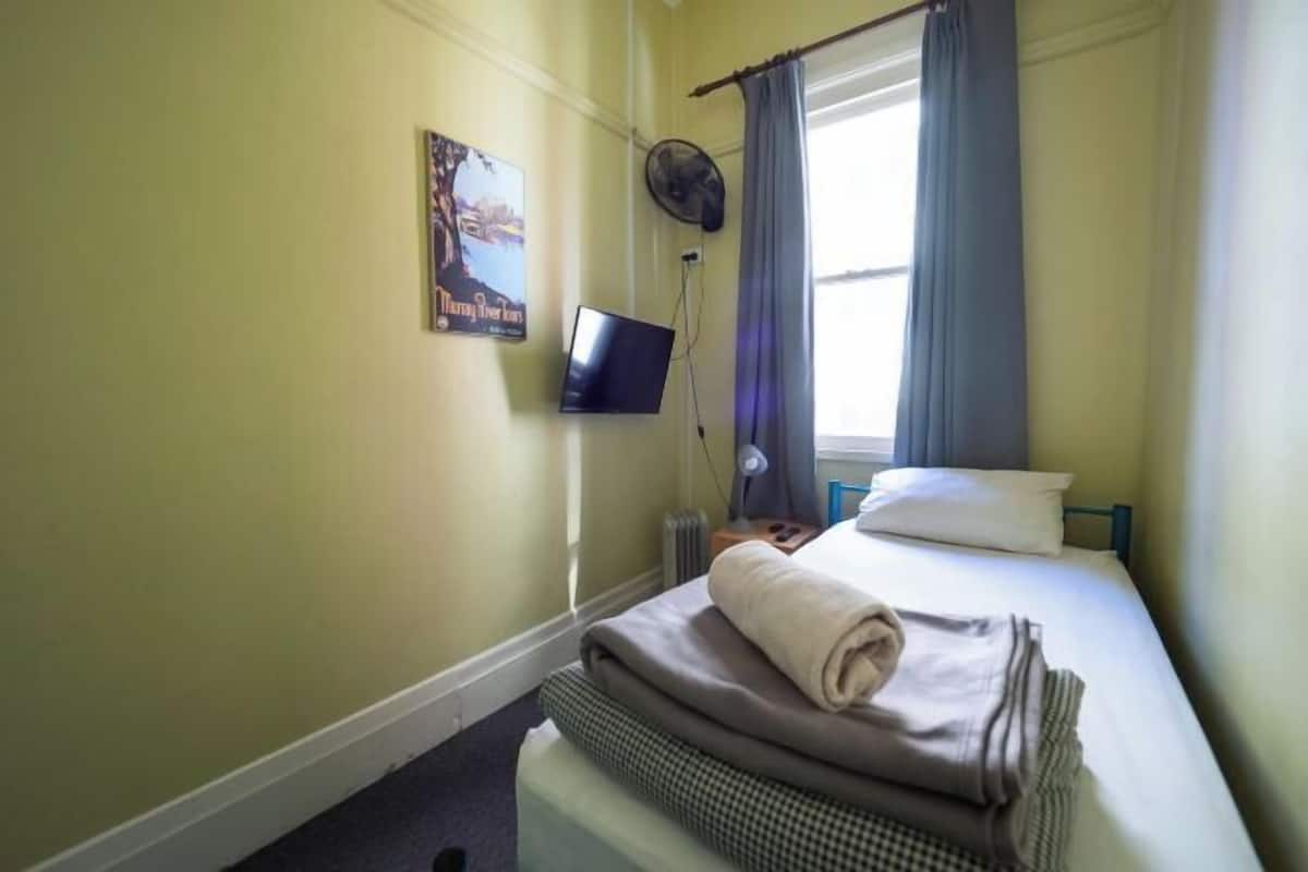 Blackout drapes, free WiFi, bed sheets