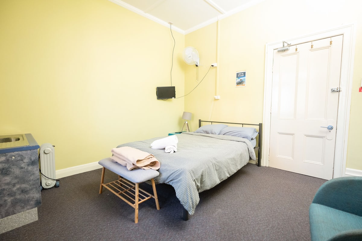 Double Room, Shared Bathroom | Blackout drapes, free WiFi, bed sheets
