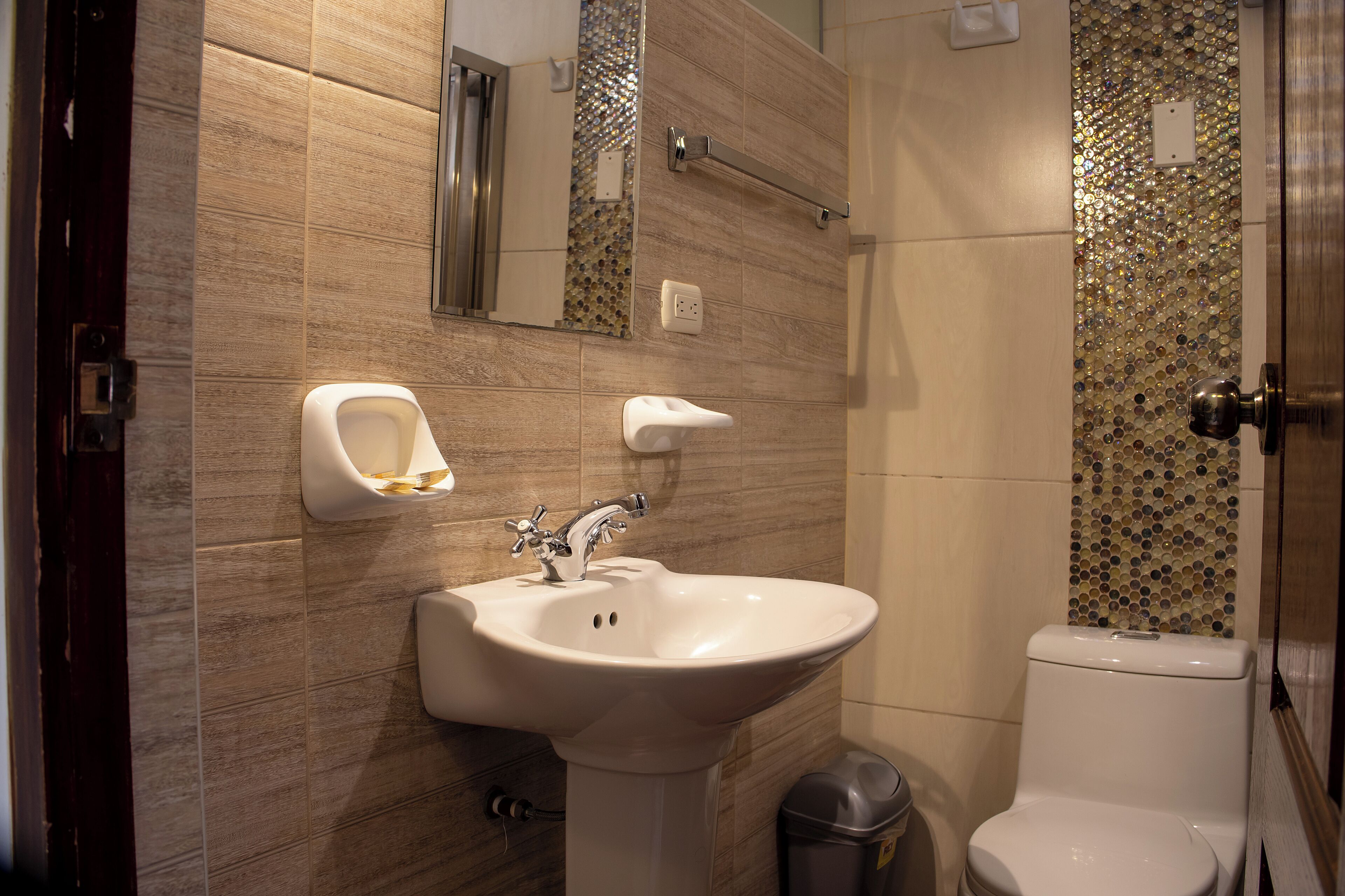 family room, balcony | bathroom | shower, hydromassage showerhead, free toiletries, towels