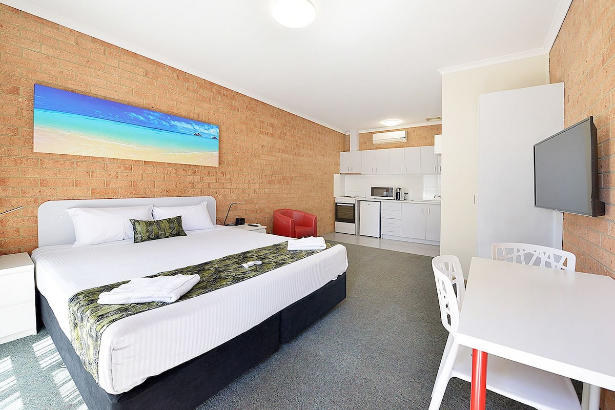 Iron/ironing board, free WiFi, bed sheets