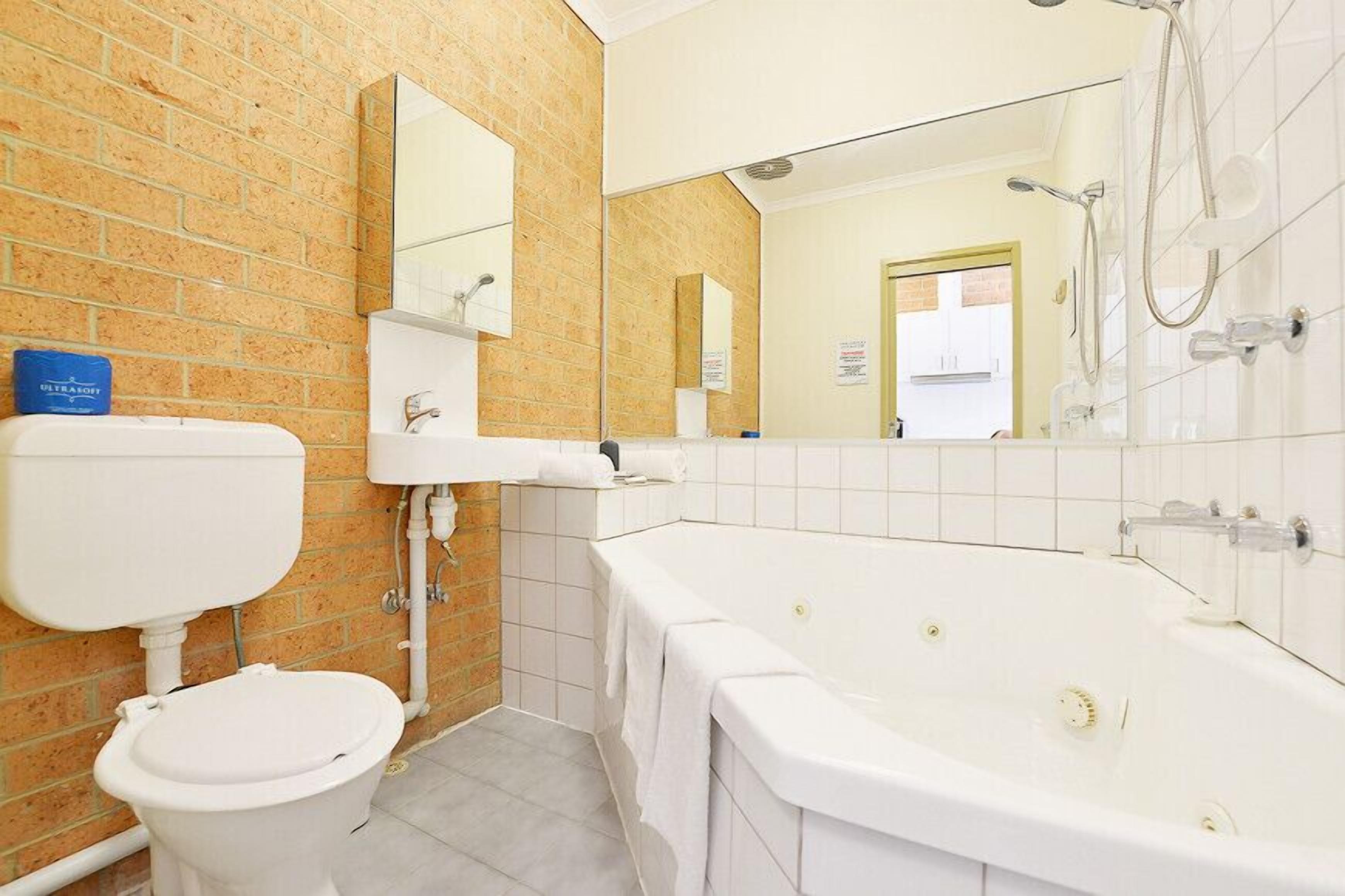 King Spa Room | Jetted bathtub
