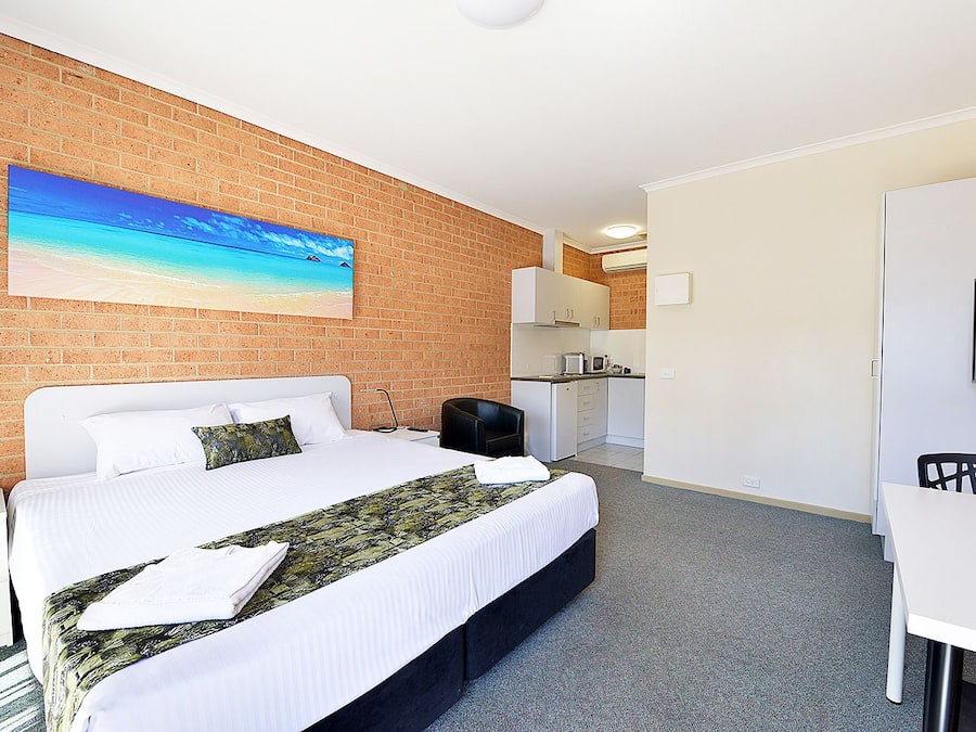 King Spa Room | Iron/ironing board, free WiFi, bed sheets