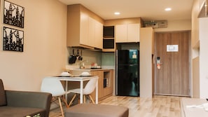 Superior Premier Room | Cozinha privada | Geladeira, micro-ondas, cooktop, talheres/pratos/utensílios de cozinha