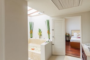 Deluxe Villa, 4 Bedrooms | Bathroom | Separate tub and shower, free toiletries, hair dryer, towels - Baan Arun (Koh Samui)