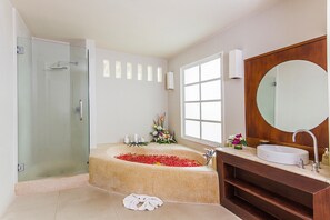 Deluxe Villa, 4 Bedrooms | Bathroom | Separate bathtub and shower, free toiletries, hair dryer, towels - Baan Arun (Koh Samui)