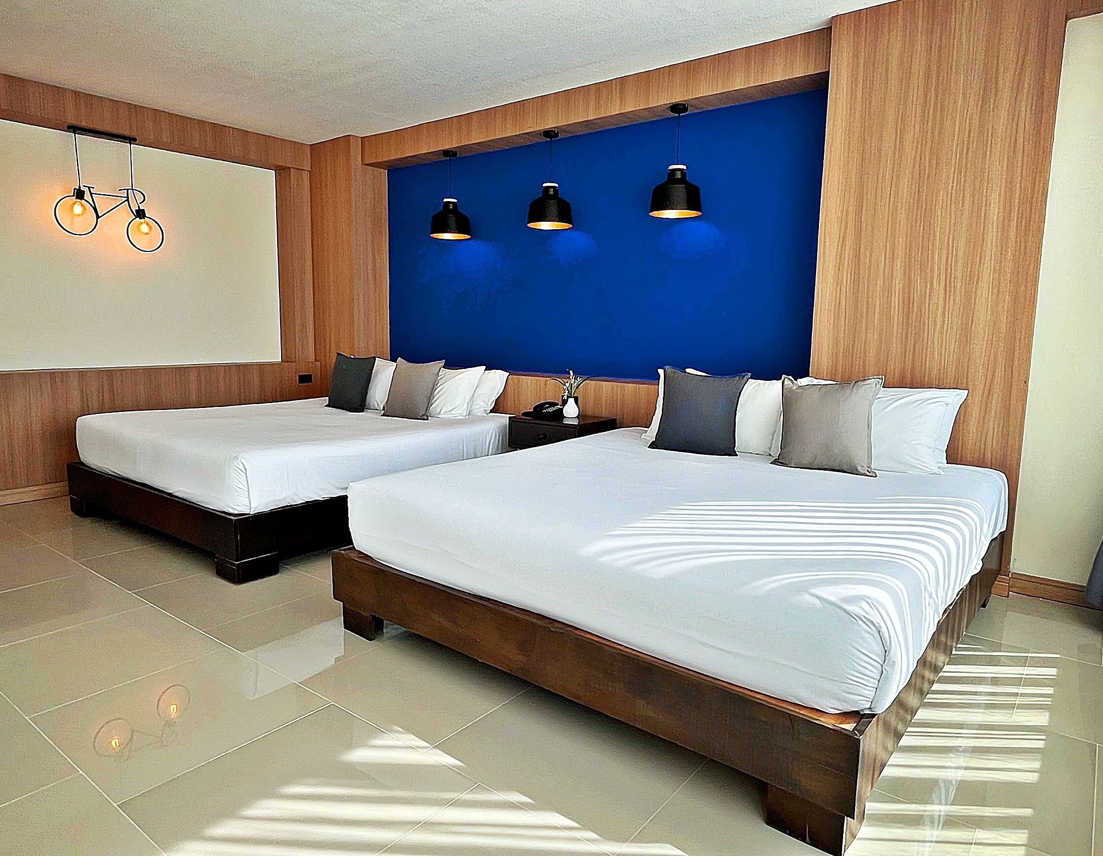 Family Room - Free Airport Shuttle | Zimmersafe, Schreibtisch, Verdunkelungsvorhänge, schallisolierte Zimmer